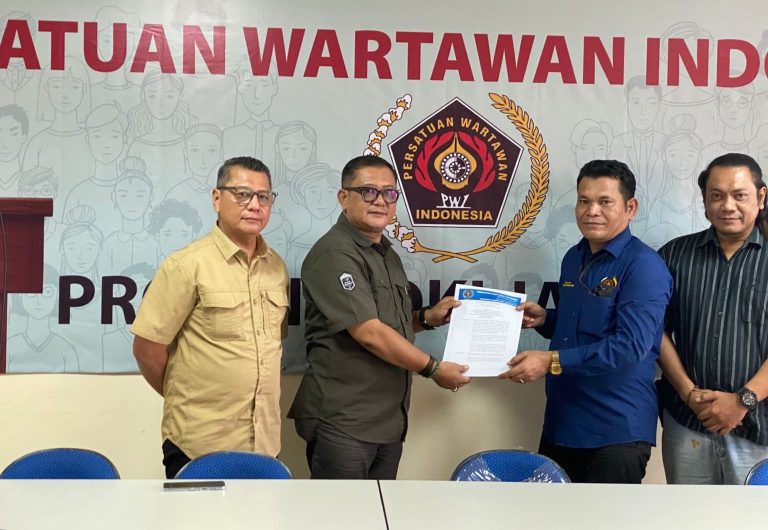 PWI Jaya Serahkan SK, Rudolf Simbolon Kini Plt Ketua Pokja Walikota Jakarta Timur