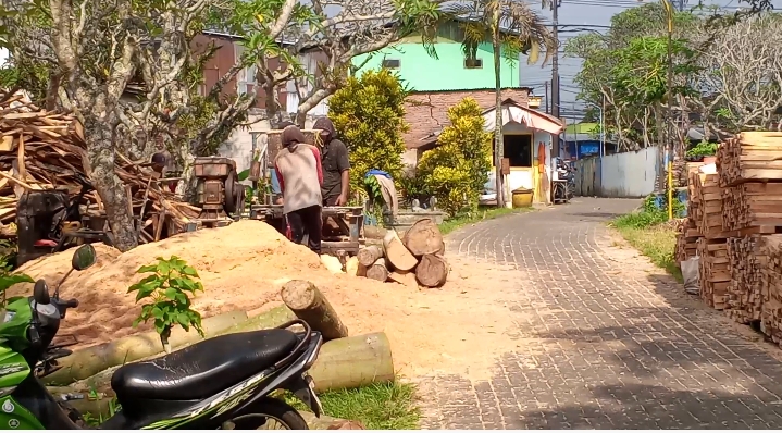 Diduga Atas Perintah Kades Bedali, Pohon Produktif di TPU Lawang Ditebang, Bahu Jalan Dipenuhi Kayu Palet Hingga Rugikan Warga